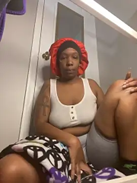 Snapshot of MsSapPhire500 chatting on 12/20/25, 05:20 MsSapPhire500 online show from 12/20/25, 05:20