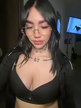 Nickiiiii online show from 05/10/26, 01:33