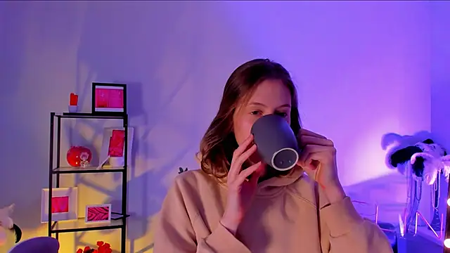 Snapshot of Sharon_Evansi chatting on 03/14/25, 09:00 Sharon Evansi online show from 03/14/25, 09:00