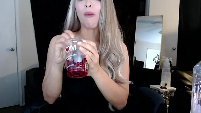 Snapshot of liadivina chatting on 03/18/25, 07:41 liadivina online show from 03/18/25, 07:41