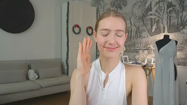 Snapshot of solar_bella chatting on 12/27/24, 01:18 solar bella online show from 12/27/24, 01:18