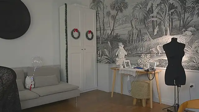 Snapshot of solar_bella chatting on 12/29/24, 02:10 solar bella online show from 12/29/24, 02:10