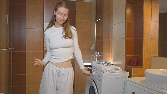 Snapshot of solar_bella chatting on 01/03/25, 03:55 solar bella online show from 01/03/25, 03:55