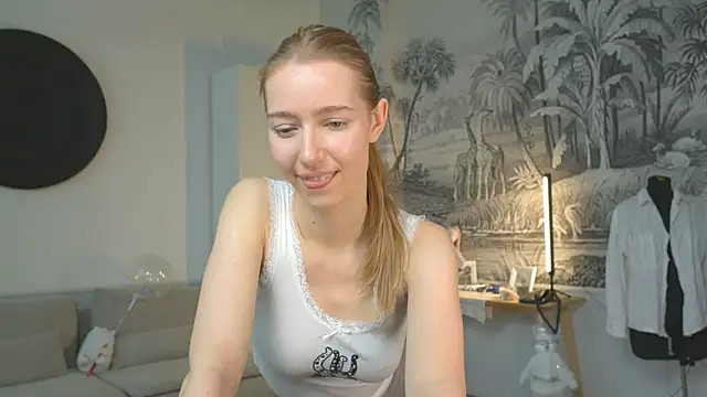 Snapshot of solar_bella chatting on 01/07/25, 11:48 solar bella online show from 01/07/25, 11:48