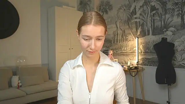 Snapshot of solar_bella chatting on 01/13/25, 01:39 solar bella online show from 01/13/25, 01:39