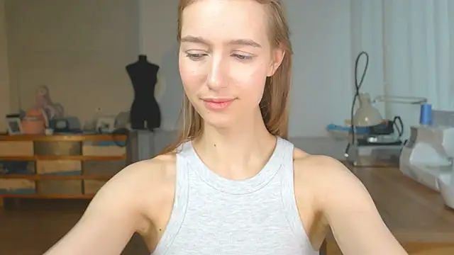 Snapshot of solar_bella chatting on 01/19/25, 01:44 solar bella online show from 01/19/25, 01:44