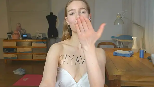 Snapshot of solar_bella chatting on 01/25/25, 12:16 solar bella online show from 01/25/25, 12:16