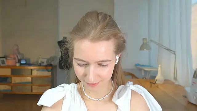 Snapshot of solar_bella chatting on 01/25/25, 03:20 solar bella online show from 01/25/25, 03:20