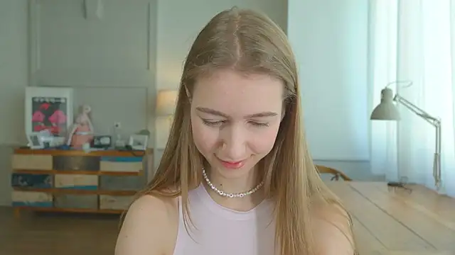 Snapshot of solar_bella chatting on 02/08/25, 11:01 solar bella online show from 02/08/25, 11:01