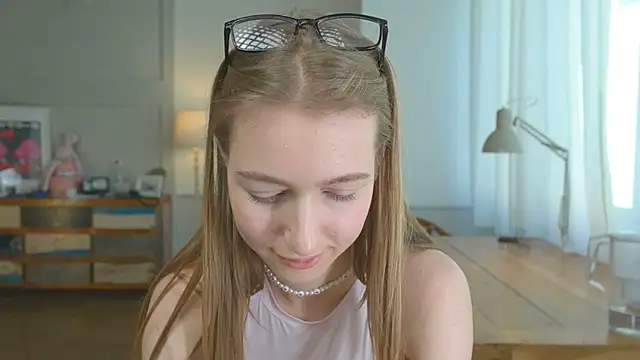 Snapshot of solar_bella chatting on 02/08/25, 02:05 solar bella online show from 02/08/25, 02:05