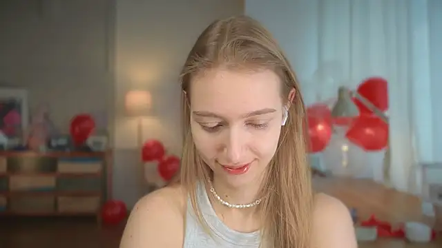 Snapshot of solar_bella chatting on 02/15/25, 12:33 solar bella online show from 02/15/25, 12:33