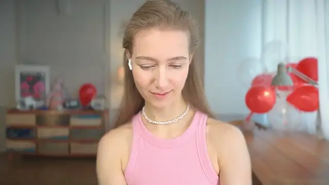 Snapshot of solar_bella chatting on 02/17/25, 09:46 solar bella online show from 02/17/25, 09:46