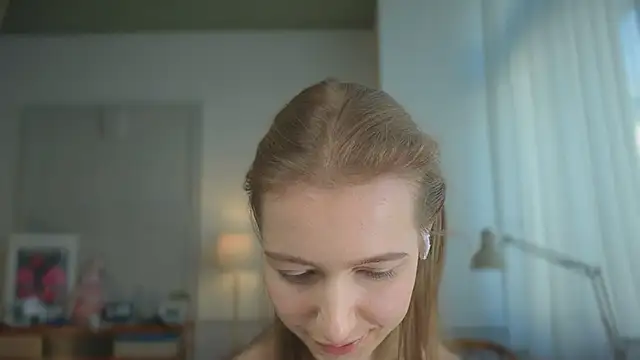 Snapshot of solar_bella chatting on 02/19/25, 02:12 solar bella online show from 02/19/25, 02:12