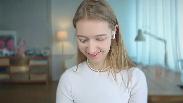 Snapshot of solar_bella chatting on 02/24/25, 10:59 solar bella online show from 02/24/25, 10:59