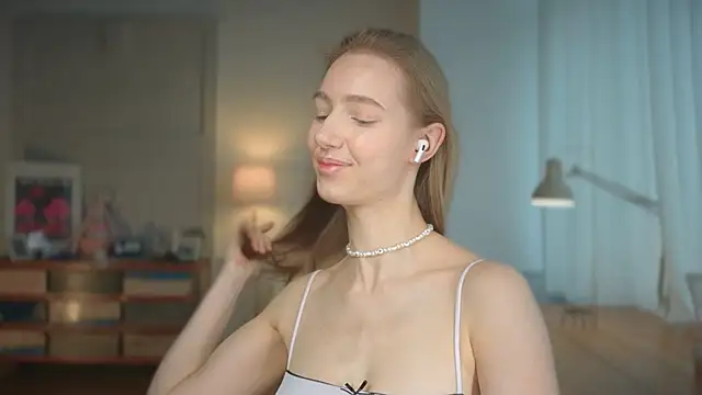 Snapshot of solar_bella chatting on 03/17/25, 09:01 solar bella online show from 03/17/25, 09:01