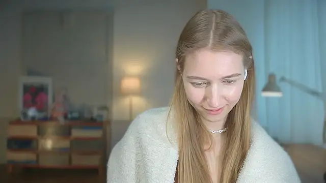 Snapshot of solar_bella chatting on 03/17/25, 12:04 solar bella online show from 03/17/25, 12:04