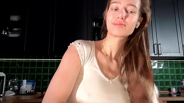 Snapshot of solar_bella chatting on 02/01/26, 04:00 solar bella online show from 02/01/26, 04:00