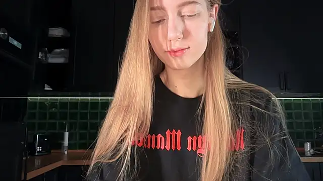 Snapshot of solar_bella chatting on 02/05/26, 05:01 solar bella online show from 02/05/26, 05:01