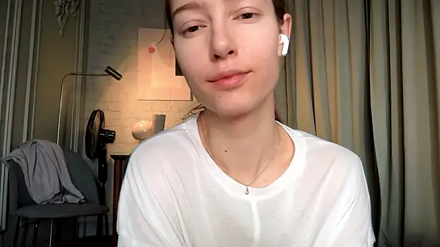 Snapshot of solar_bella chatting on 02/16/26, 06:31 solar bella online show from 02/16/26, 06:31