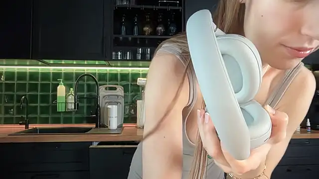 Snapshot of solar_bella chatting on 02/20/26, 06:37 solar bella online show from 02/20/26, 06:37