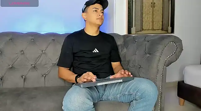 Snapshot of Lucii_fer_ chatting on 02/17/25, 11:44 Lucii fer online show from 02/17/25, 11:44