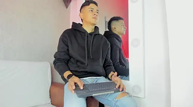 Snapshot of Lucii_fer_ chatting on 02/23/25, 11:44 Lucii fer online show from 02/23/25, 11:44