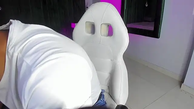 Snapshot of Lucii_fer_ chatting on 10/22/25, 11:43 Lucii fer online show from 10/22/25, 11:43