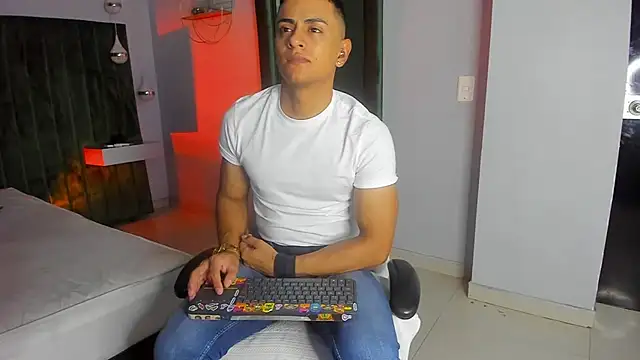 Snapshot of Lucii_fer_ chatting on 11/12/25, 11:43 Lucii fer online show from 11/12/25, 11:43