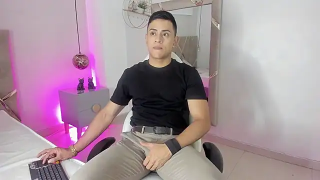 Snapshot of Lucii_fer_ chatting on 11/19/25, 11:43 Lucii fer online show from 11/19/25, 11:43