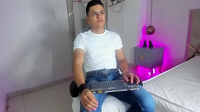 Snapshot of Lucii_fer_ chatting on 11/20/25, 11:32 Lucii fer online show from 11/20/25, 11:32