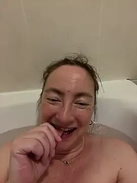 LouiseTswing online show from 01/08/25, 04:33