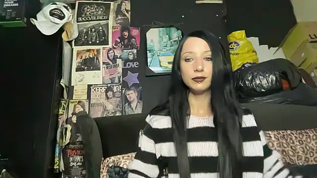 Snapshot of MissMidnightUK chatting on 10/21/25, 10:10 MissMidnightUK online show from 10/21/25, 10:10