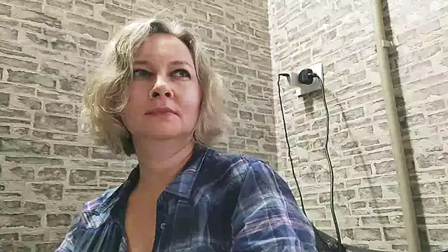 Snapshot of EdithManning chatting on 01/14/25, 12:14 EdithManning online show from 01/14/25, 12:14