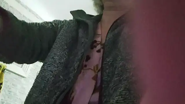 Snapshot of EdithManning chatting on 01/15/25, 03:43 EdithManning online show from 01/15/25, 03:43