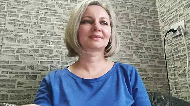 Snapshot of EdithManning chatting on 03/11/25, 12:17 EdithManning online show from 03/11/25, 12:17