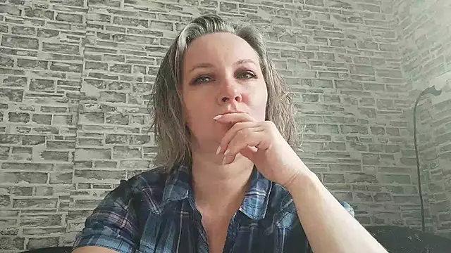 Snapshot of EdithManning chatting on 03/19/25, 06:24 EdithManning online show from 03/19/25, 06:24