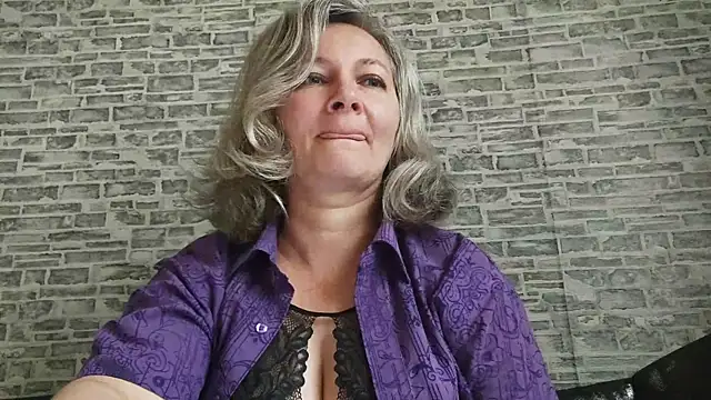 Snapshot of EdithManning chatting on 09/22/25, 05:42 EdithManning online show from 09/22/25, 05:42