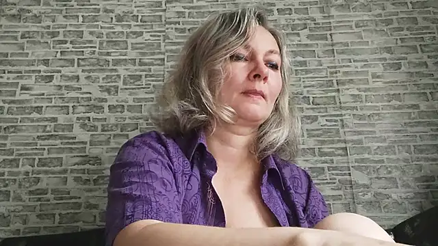 Snapshot of EdithManning chatting on 09/30/25, 05:01 EdithManning online show from 09/30/25, 05:01