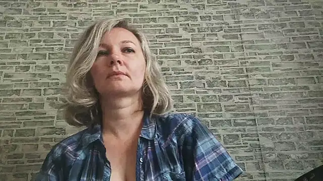 Snapshot of EdithManning chatting on 10/17/25, 05:43 EdithManning online show from 10/17/25, 05:43