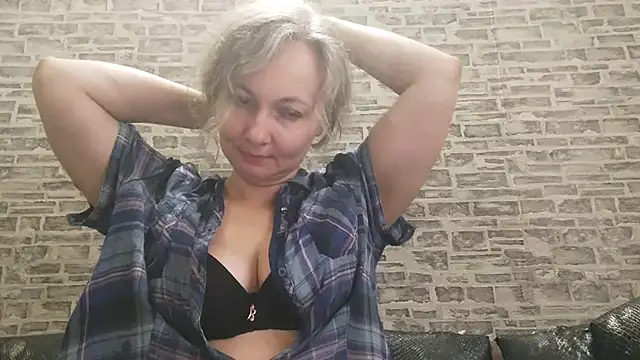 Snapshot of EdithManning chatting on 11/12/25, 07:42 EdithManning online show from 11/12/25, 07:42