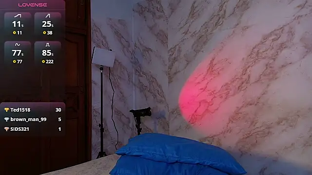 Snapshot of lucia_brown chatting on 02/06/25, 09:06 lucia brown online show from 02/06/25, 09:06