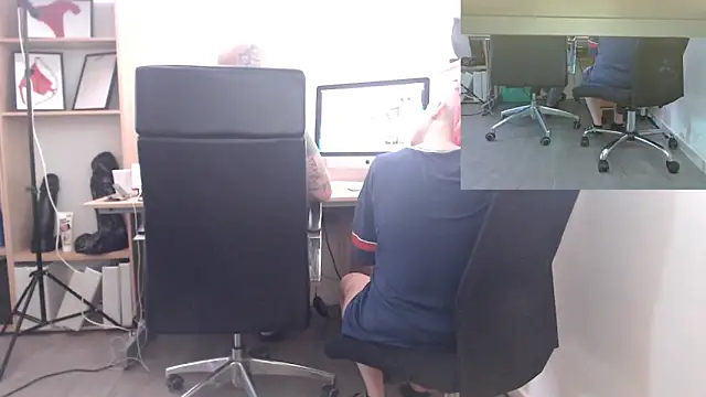 Snapshot of EdgesOfReality chatting on 02/03/26, 02:33 EdgesOfReality online show from 02/03/26, 02:33