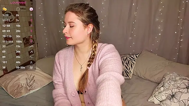 Snapshot of sophie__lee chatting on 10/13/25, 03:45 sophie lee online show from 10/13/25, 03:45