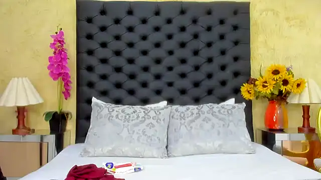 NahomiWhitel online show from 10/22/25, 02:50