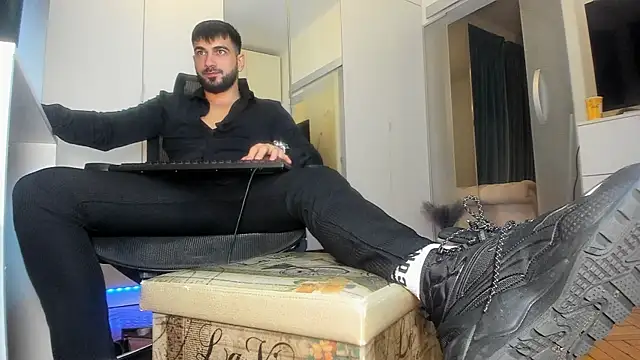 Snapshot of welcometo_hell chatting on 10/05/25, 10:57 welcometo hell online show from 10/05/25, 10:57