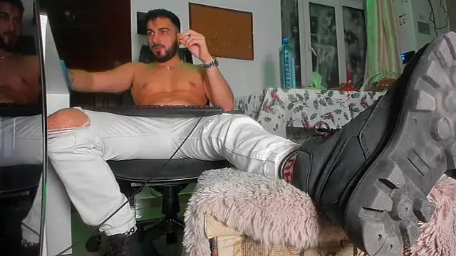 Snapshot of welcometo_hell chatting on 12/17/25, 11:33 welcometo hell online show from 12/17/25, 11:33