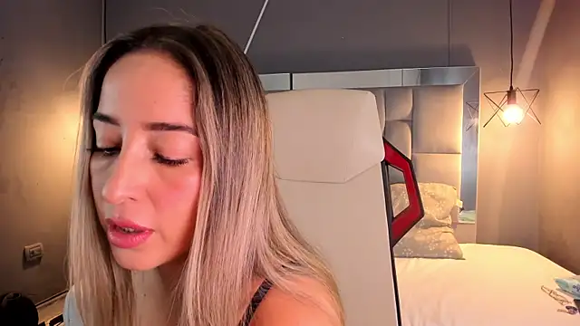 Snapshot of AliceSteel12 chatting on 12/04/24, 12:36 AliceSteel12 online show from 12/04/24, 12:36