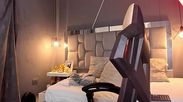 Snapshot of AliceSteel12 chatting on 12/04/24, 03:43 AliceSteel12 online show from 12/04/24, 03:43