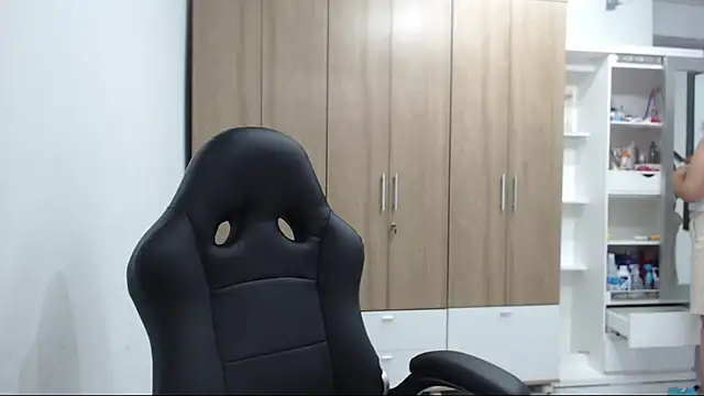 RoxanaLove9 online show from 12/05/25, 08:49