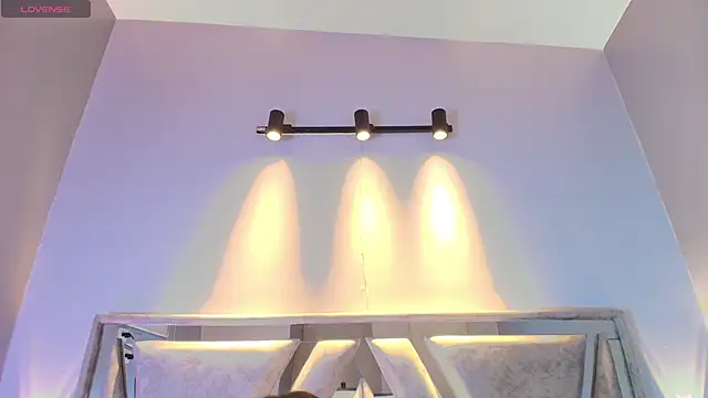 Annie9  online show from 10/17/25, 03:42